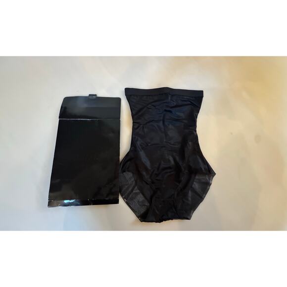 Skims SHINE SHAPEWEAR
BRIEF
COLOR: ONYX SIZE:
XS - Picture 1 of 3